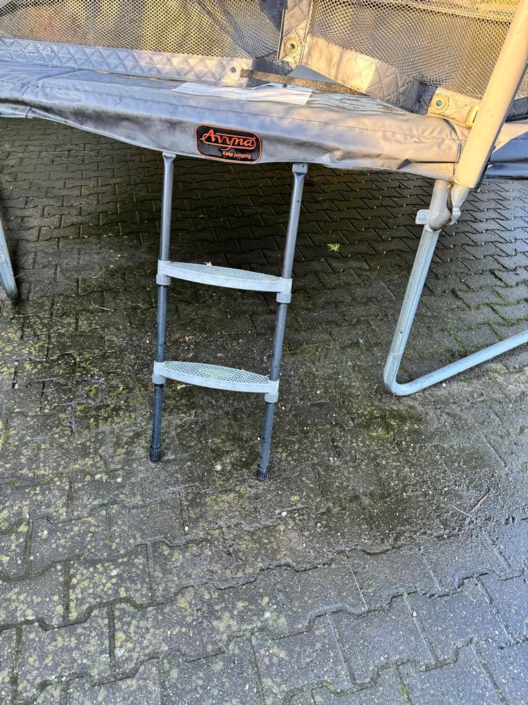 Avyna trampoline met net en trapje, Ophalen, Gebruikt