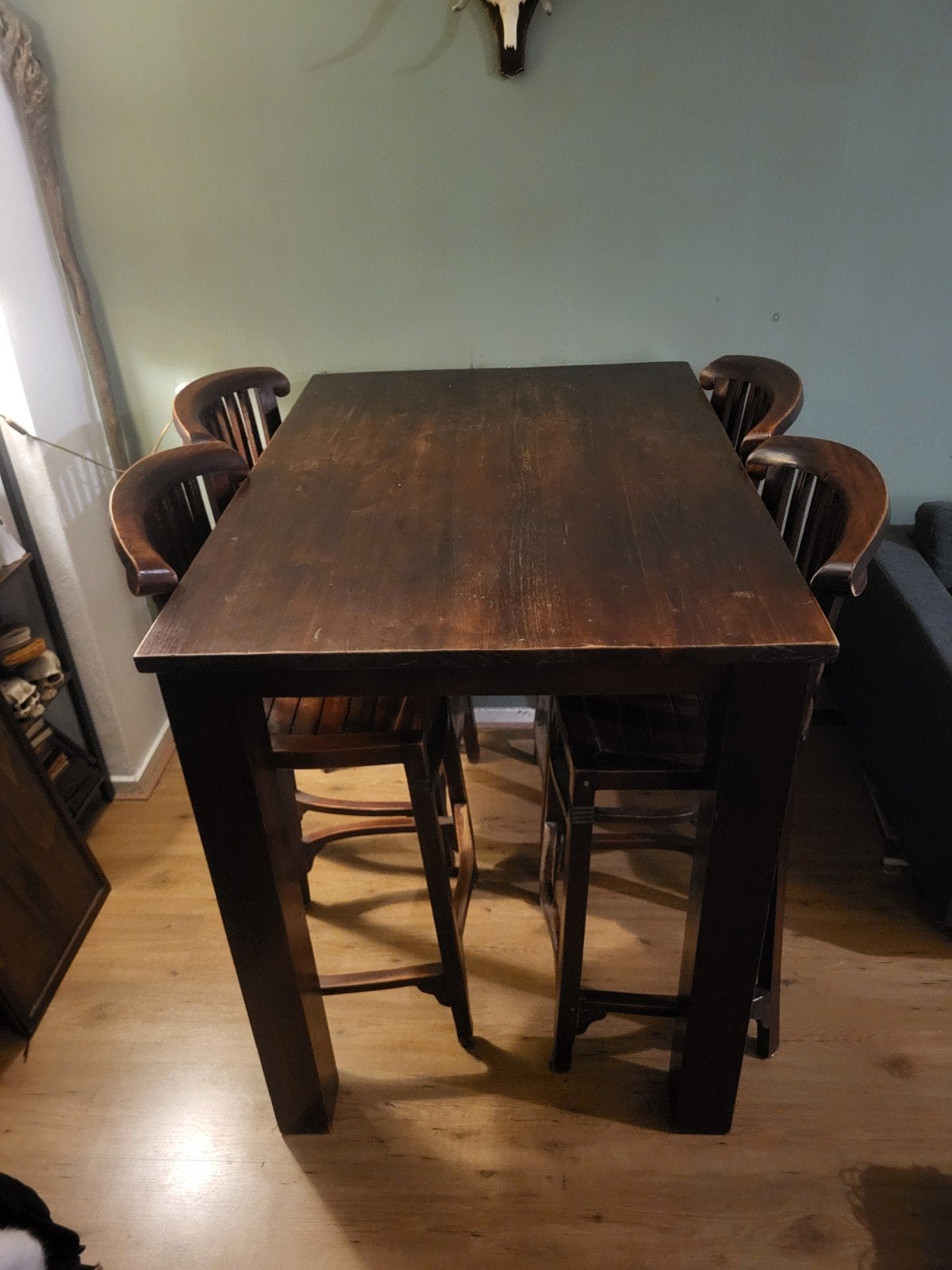 Hoge donkerbruine houten bartafel uit oud café, Huis en Inrichting, Ophalen, Gebruikt, 100 tot 150 cm, 50 tot 100 cm