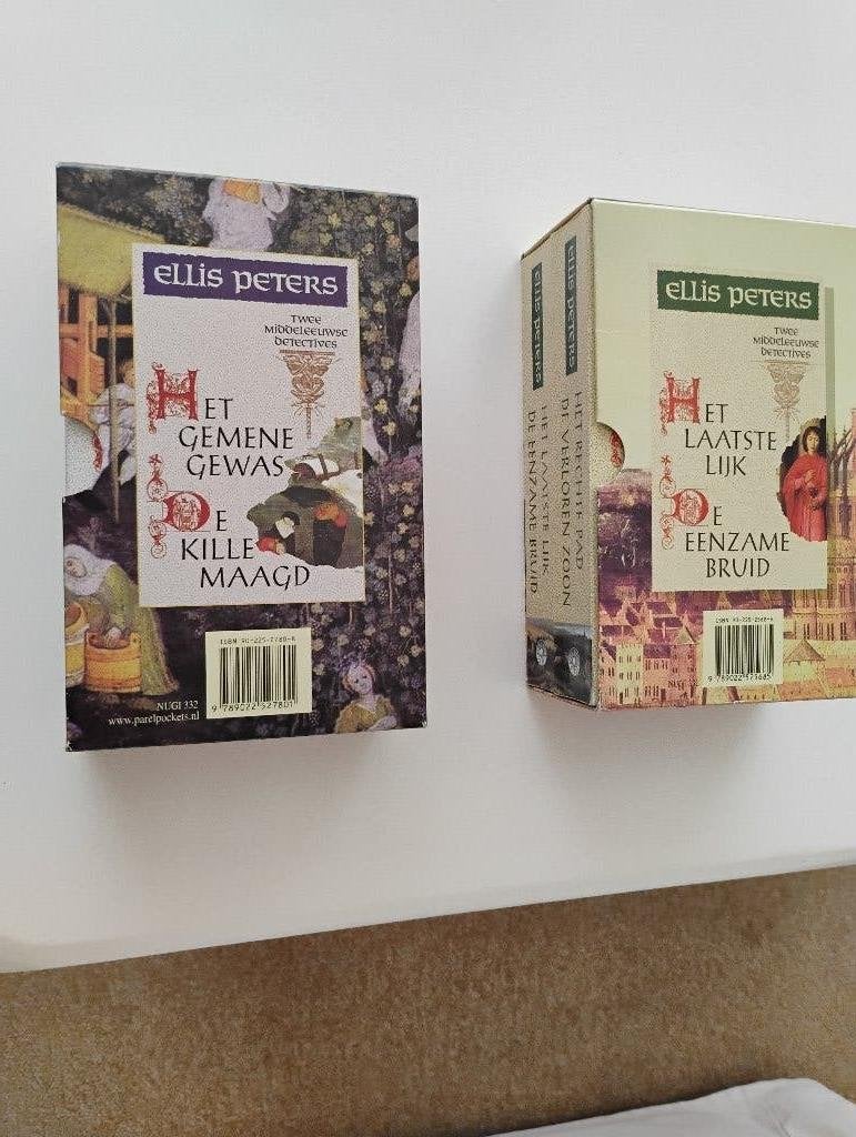 Ellis Peters Broeder Cadfael 4 detectives in box, Ophalen of Verzenden, Zo goed als nieuw, Ellis Peters