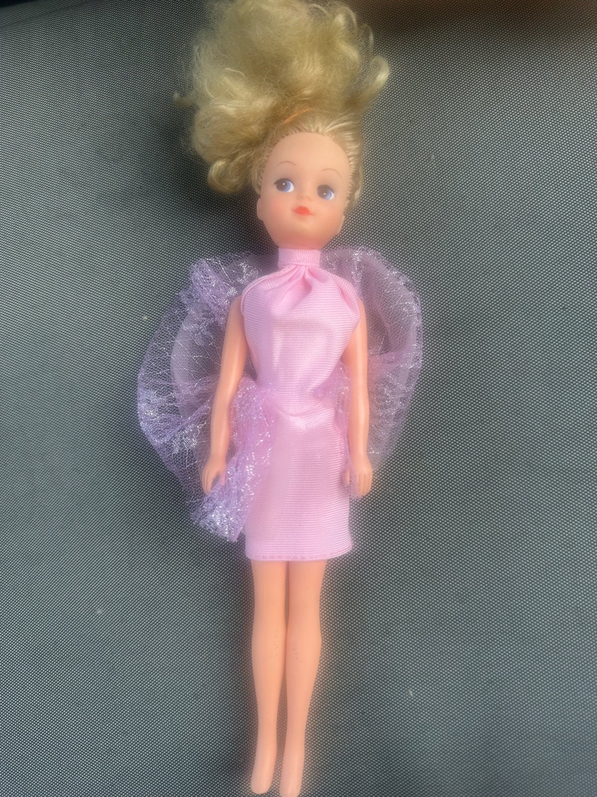Vintage Sindy pop Barbie in roze jurk, Verzamelen, Poppen, Ophalen of Verzenden, Gebruikt