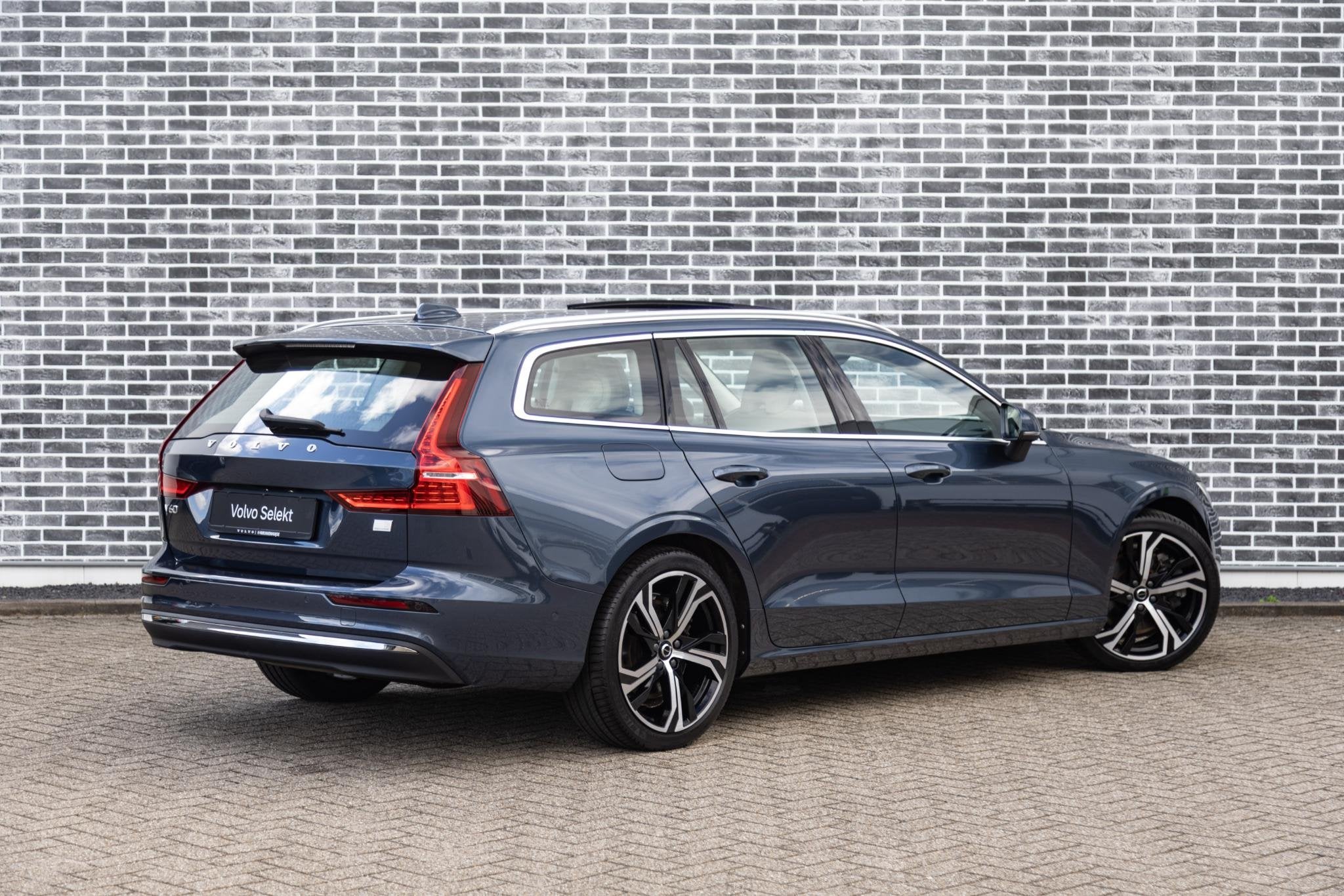 Volvo V60 2.0 T6 Plug-in Hybrid AWD Ultimate Bright | PHEV L, Auto's, Gebruikt, Euro 6, 4 cilinders, Blauw