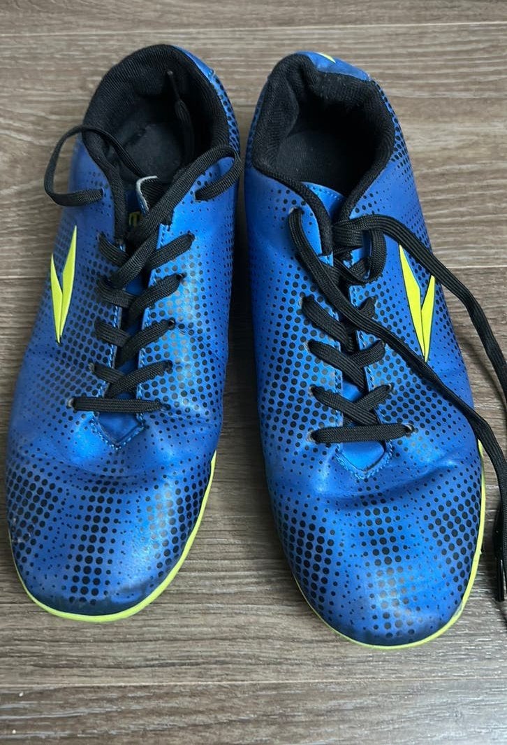 Blauwe zaalvoetbalschoenen ongeveer maat 38, Maat XS of kleiner, Ophalen of Verzenden, Gebruikt, Schoenen