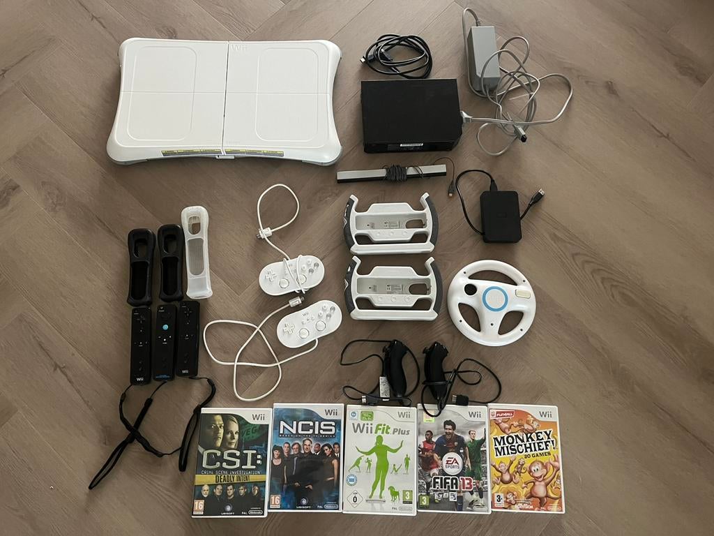 Nintendo wii inclusief 3 controllers 2 nunchucks games etc, Ophalen of Verzenden, Gebruikt, Met 3 controllers of meer, Met stuurtje