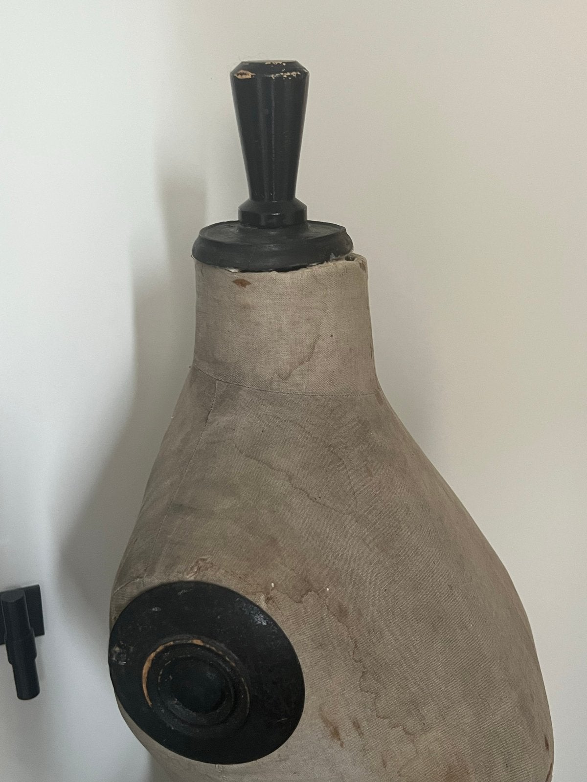 Antieke paspop met wespen taille, Ophalen