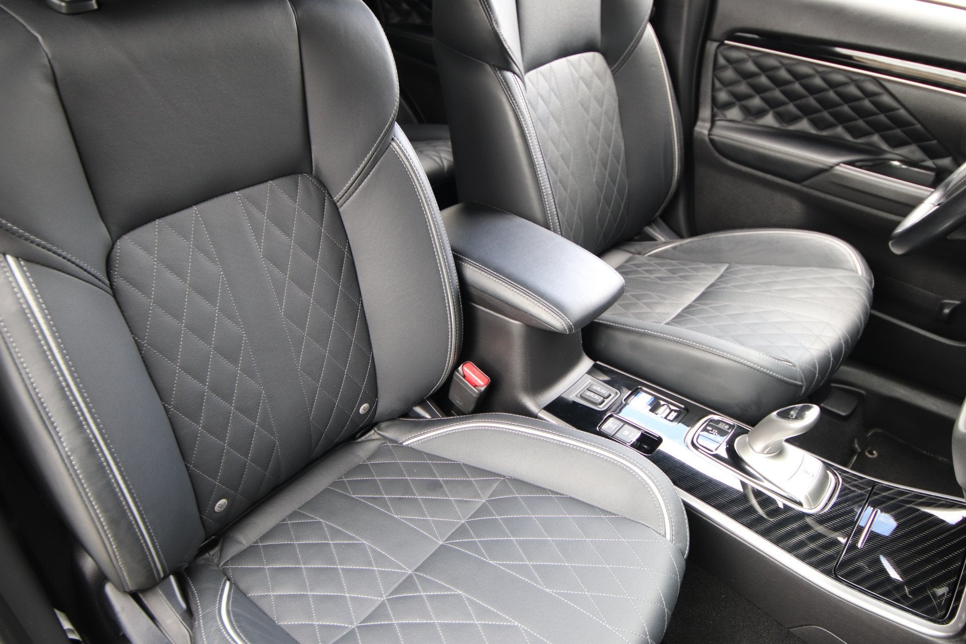 Mitsubishi Outlander 2.4 PHEV Instyle 1e eigenaar dealer o.h, Auto's, Automaat, Zwart, 4 cilinders, Bedrijf