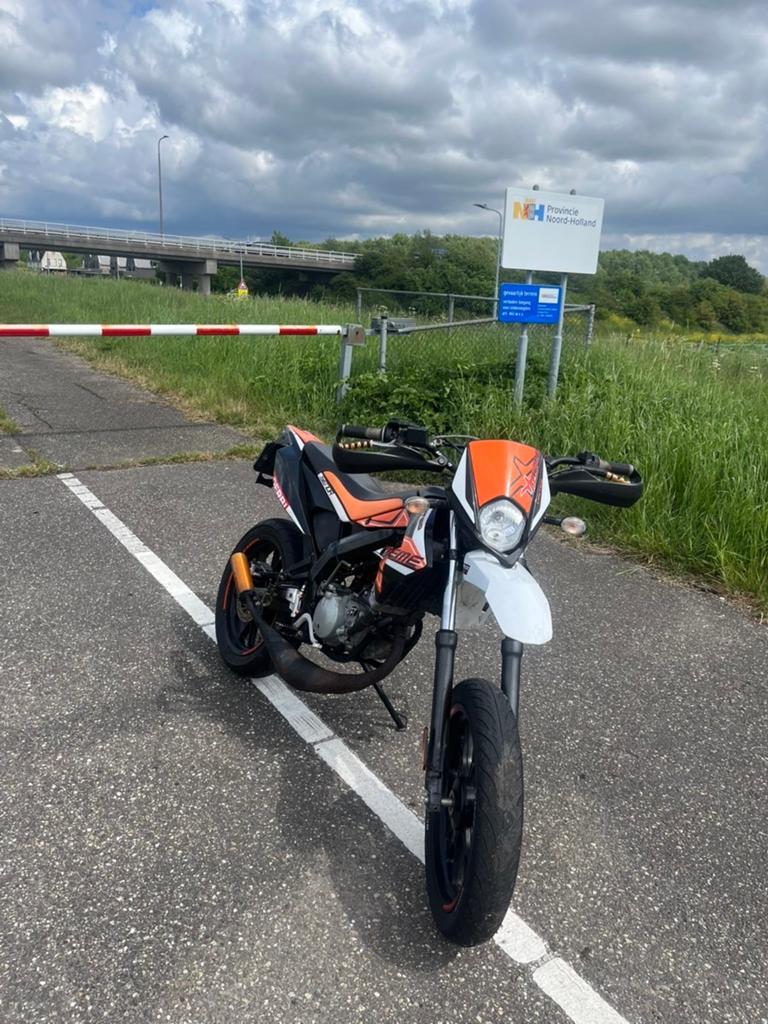 Derbi Senda SM X-Treme 77cc Brommer, Fietsen en Brommers, Brommers | Derbi, Ophalen of Verzenden, Zo goed als nieuw, Maximaal 45 km/u