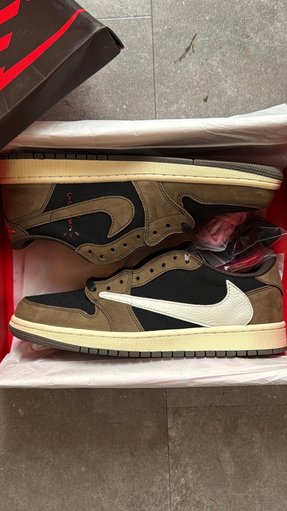 Air Jordan 1 Travis Scott | Og Mocha | 43, Bruin, Nieuw, Ophalen of Verzenden, Sneakers of Gympen