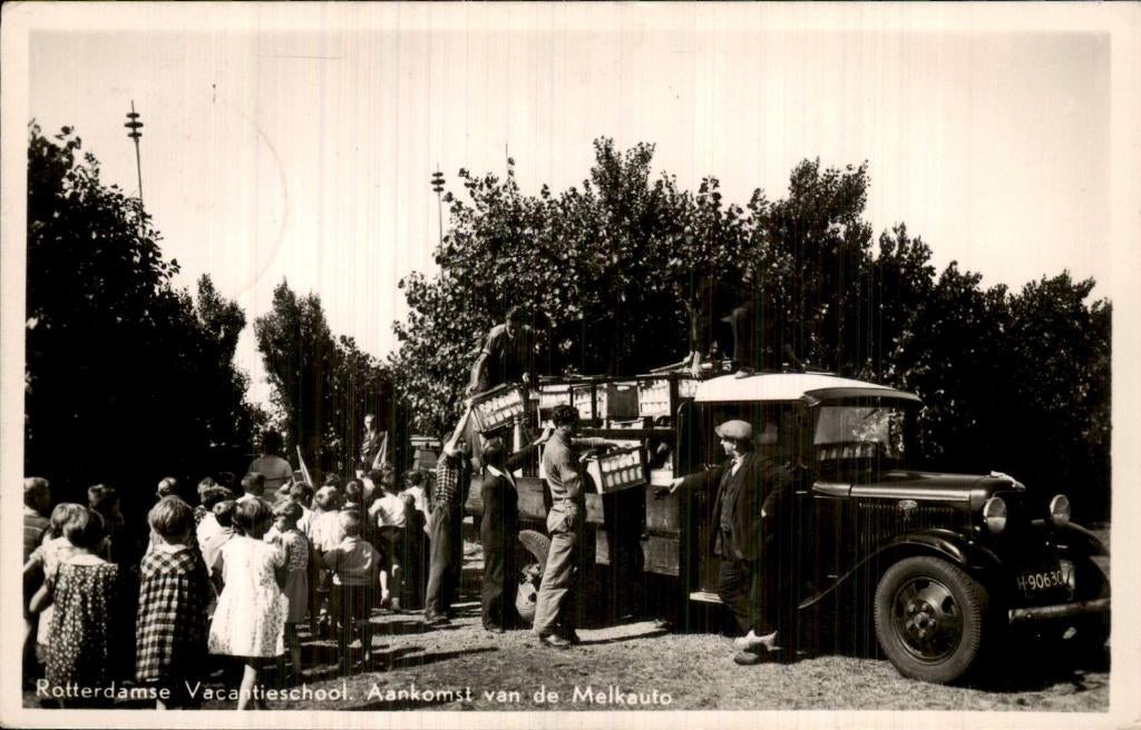 Rotterdam - Vacantieschool - Aankomst van de Melkauto, Verzamelen, Ansichtkaarten | Nederland, Gelopen, Zuid-Holland, 1940 tot 1960