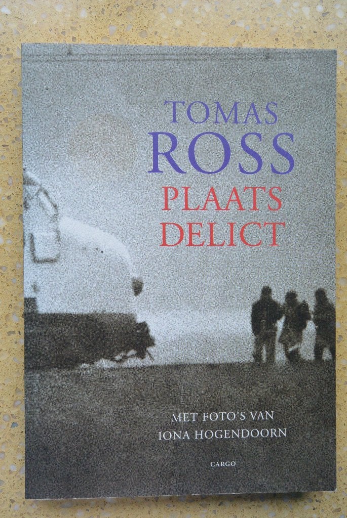 Plaats delict - Tomas Ross- Met foto's van Iona Hogendoorn, Ophalen of Verzenden, Zo goed als nieuw, Tomas Ross