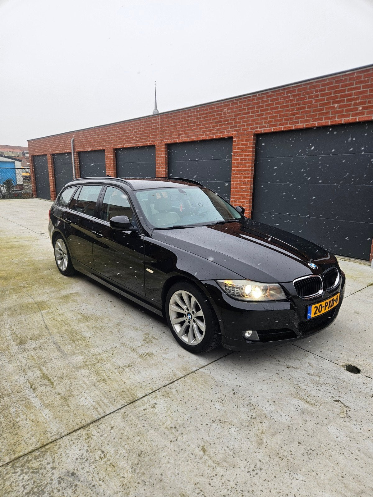 BMW 3-Serie 2.0 I 318 Touring 2011 Zwart, 4 cilinders, Zwart, Origineel Nederlands, Handgeschakeld