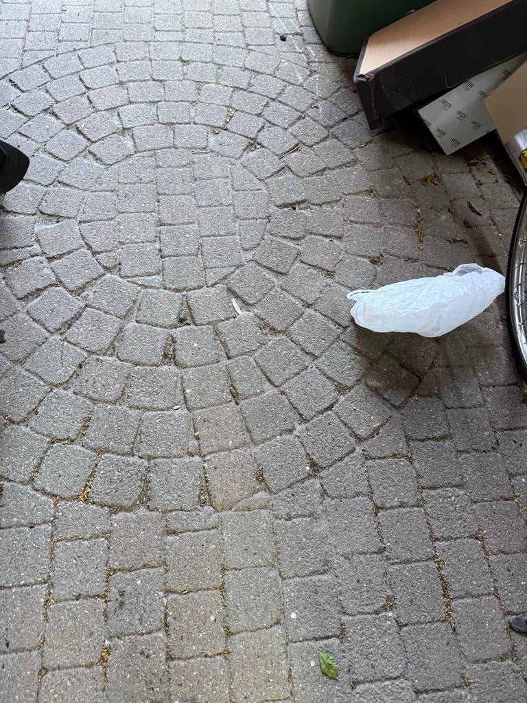 Gratis Gebruikte betonnen klinkers voor terras of oprit 35m2, Ophalen, Gebruikt, Klinkers, 10 m² of meer