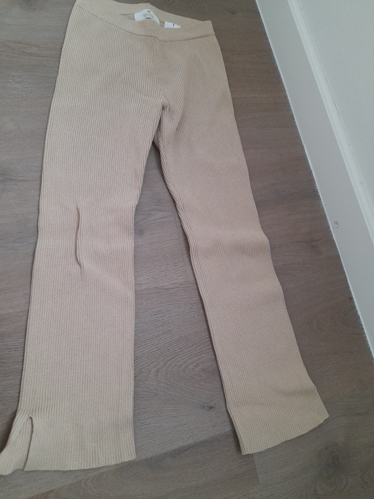 Bijna gratis H&M beige elastische ribbroek 134/140, Broek, Gebruikt, Meisje, H&M