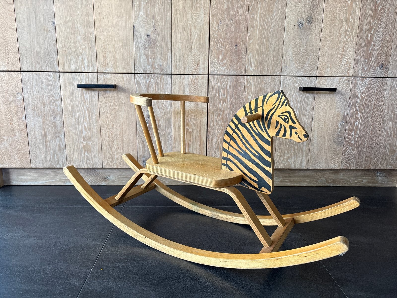 Houten hobbelpaard zebra - Vintage kinder speelgoed, Ophalen, Gebruikt, Overige typen