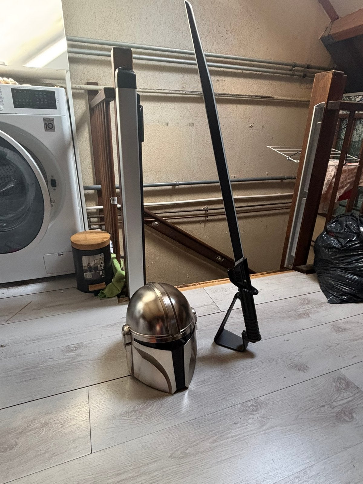 Mandalorian helm en dark saber, Hobby en Vrije tijd, Kostuums, Theaterbenodigdheden en LARP, Ophalen, Zo goed als nieuw