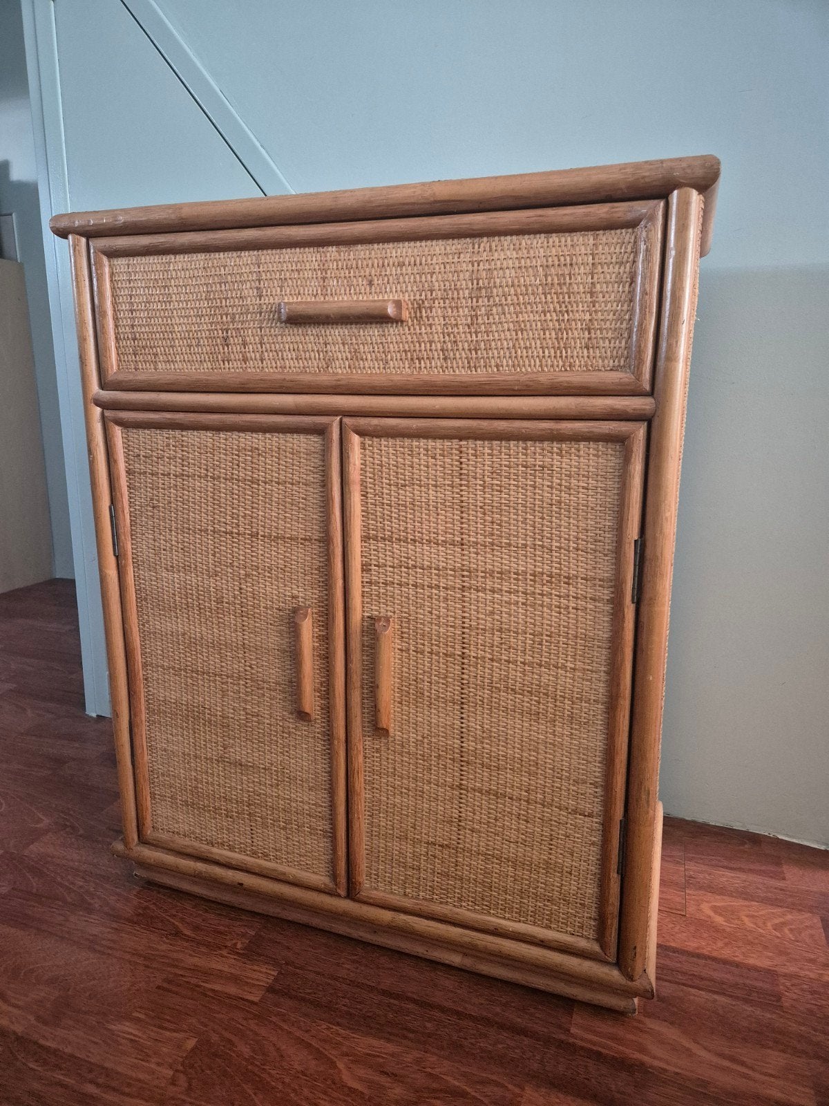 Vintage rotan kastje met lade en klapdeuren, Huis en Inrichting, Kasten | Ladekasten, Ophalen, Gebruikt, 1 of 2 laden, 50 tot 100 cm