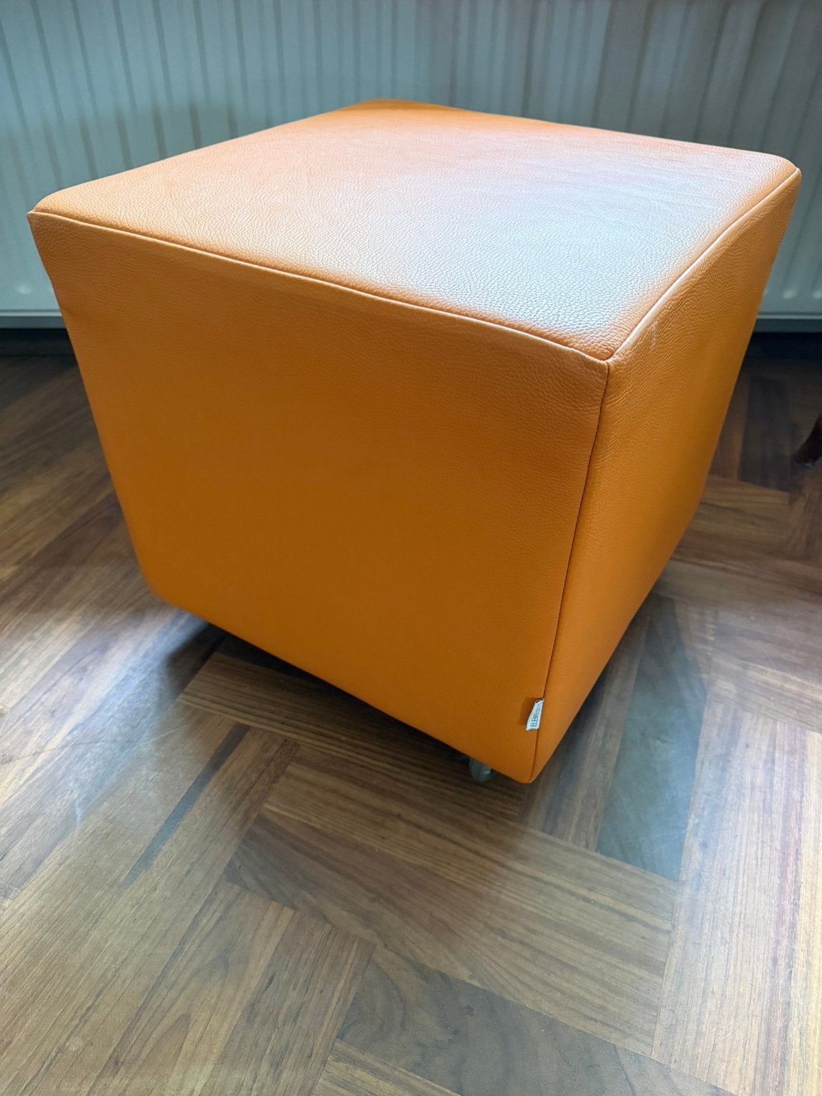 Bert Plantagie oranje leren hocker poef op wieltjes, Ophalen, Minder dan 50 cm, Vierkant, Zo goed als nieuw