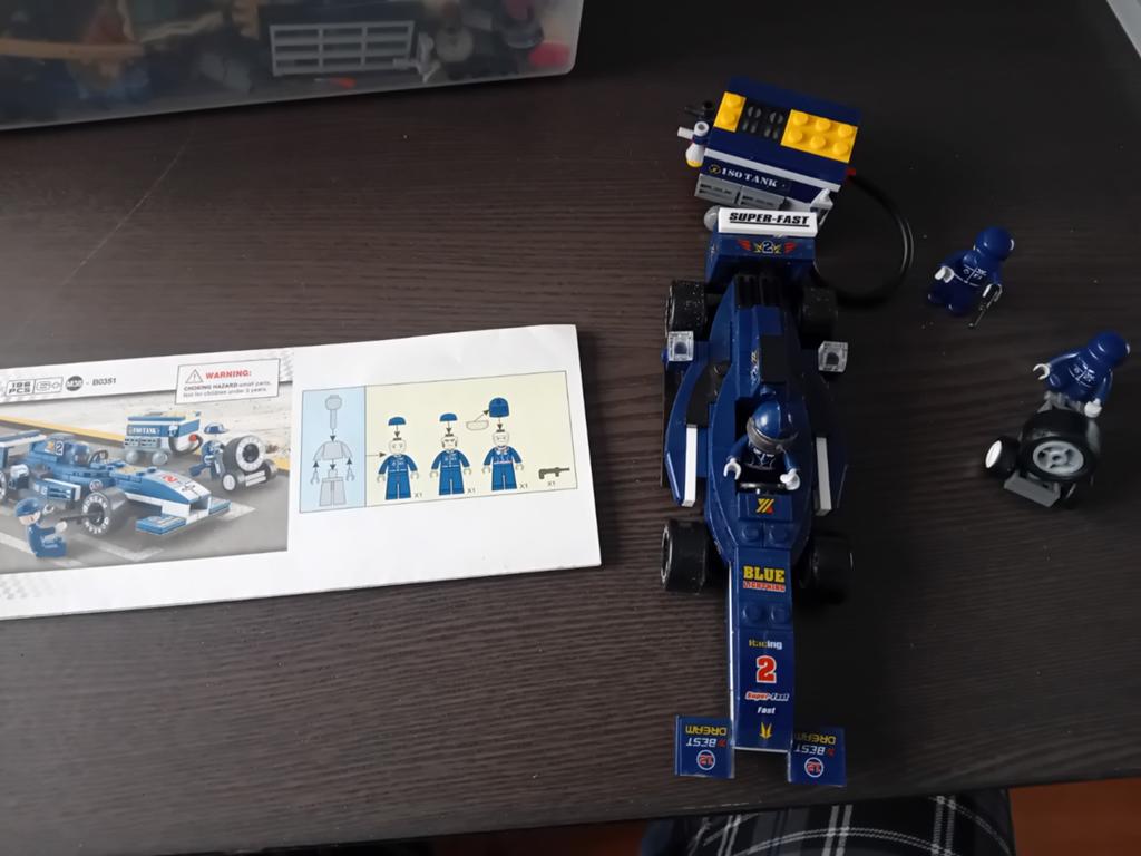 Blauwe raceauto bouwset met pitstop en figuren, Ophalen of Verzenden, Gebruikt, Overige merken