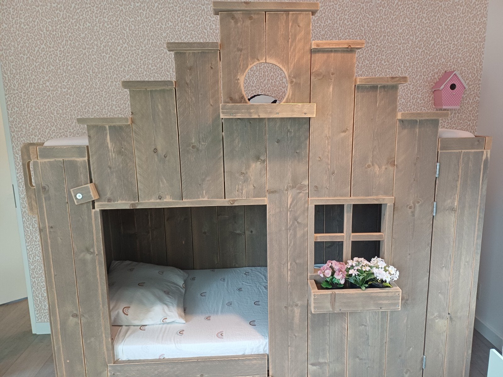 Mooi Saartje Prum Vogelhuisbed met bijbehorende kast, Ophalen, Zo goed als nieuw, Hoogslaper