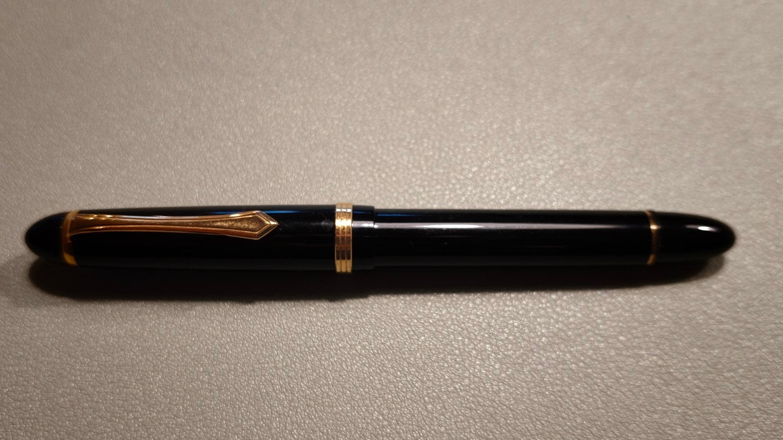 Elegante zwarte vulpen met Goudkleurige details (NOS), Verzamelen, Ophalen of Verzenden, Nieuw, Vulpen, Overige merken