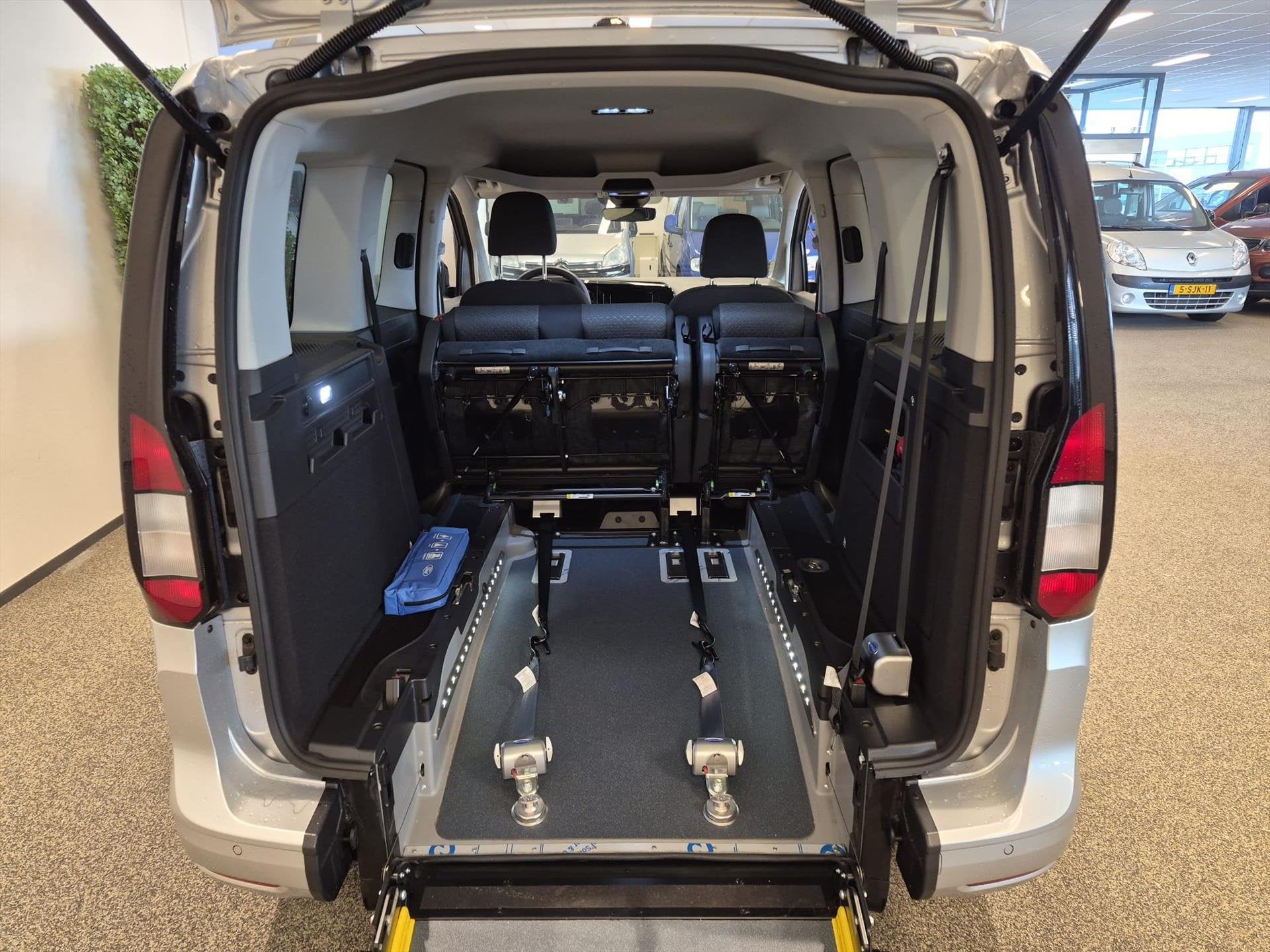 Ford Tourneo Connect L1 Rolstoelauto Automaat 3+1 of 5+0, Automaat, 12 maanden, Stof, Zwart
