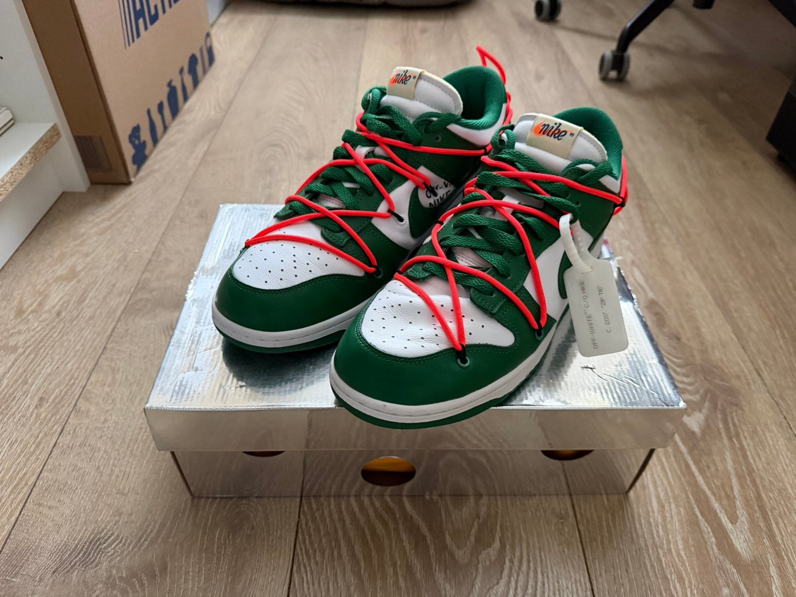 Nike Dunk Low x Off-White “Pine Green” (CT0856-100), Ophalen of Verzenden, Zo goed als nieuw, Overige kleuren, Sneakers of Gympen