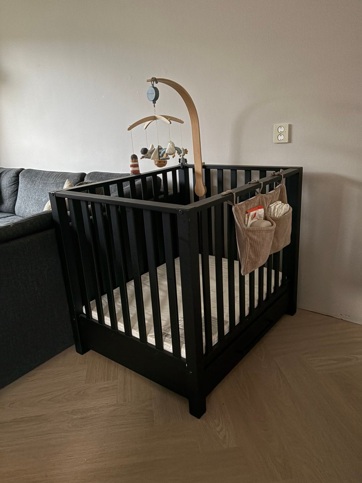 Zwarte box met lade, Little Dutch mobiel, Jollein organizer, Ophalen, Gebruikt, Vierkant, In hoogte verstelbaar