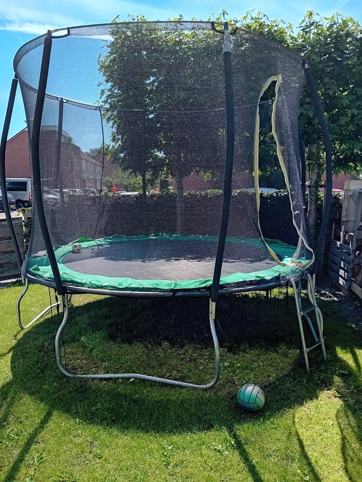 Trampoline met veiligheidsnet, Ophalen