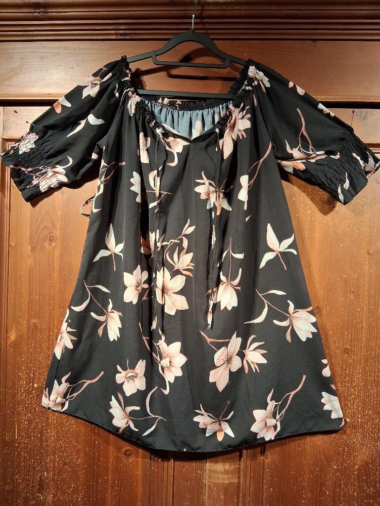Zwart tuniekje met magnolia's M/L, Ophalen of Verzenden, Zo goed als nieuw, Maat 42/44 (L), Zwart