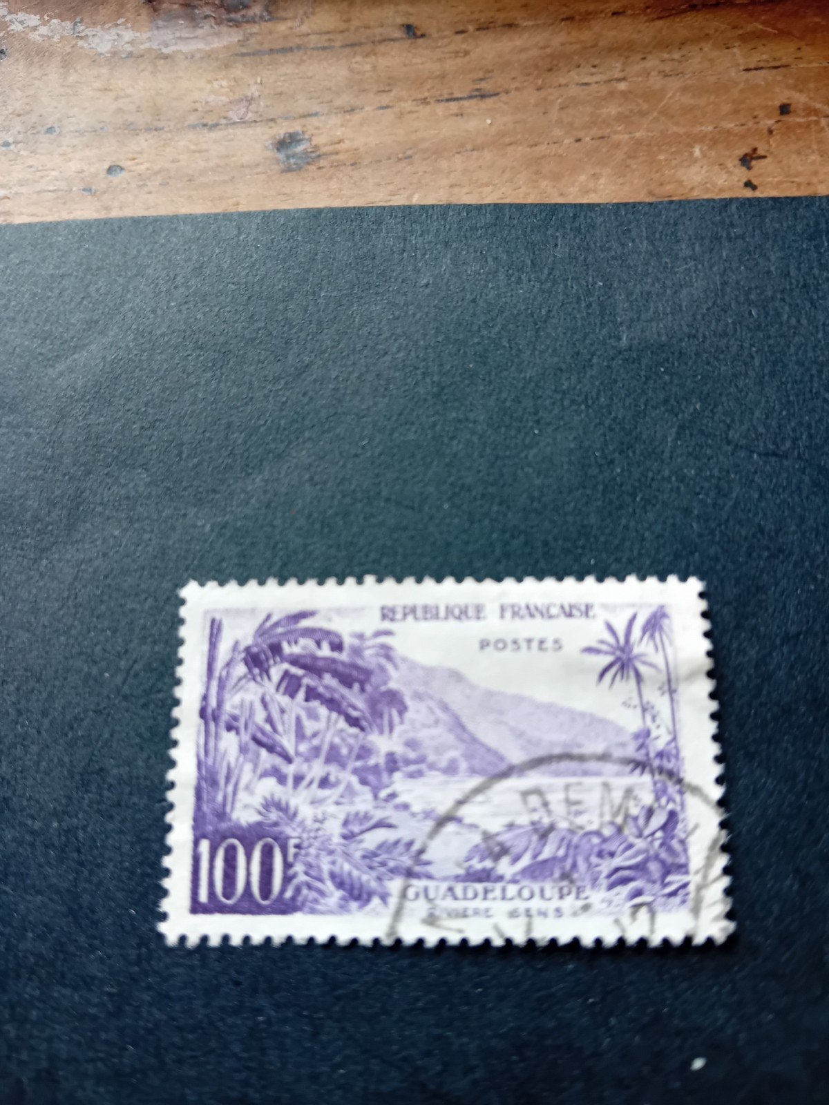 Guadeloupe postzegel 100F gestempeld, Ophalen of Verzenden, Overige landen
