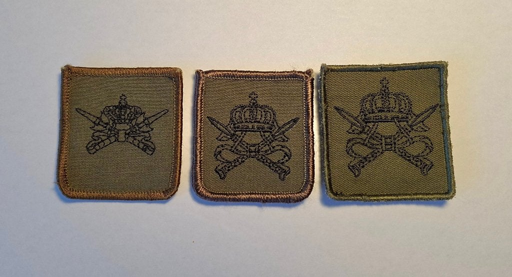 Set Koninklijke Militaire School (KMS), 5x5 borstembleem., Verzenden, Landmacht, Nederland, Embleem of Badge