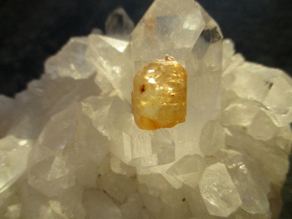 Topaas steen - Schneckenstein micromount, Ophalen of Verzenden, Mineraal