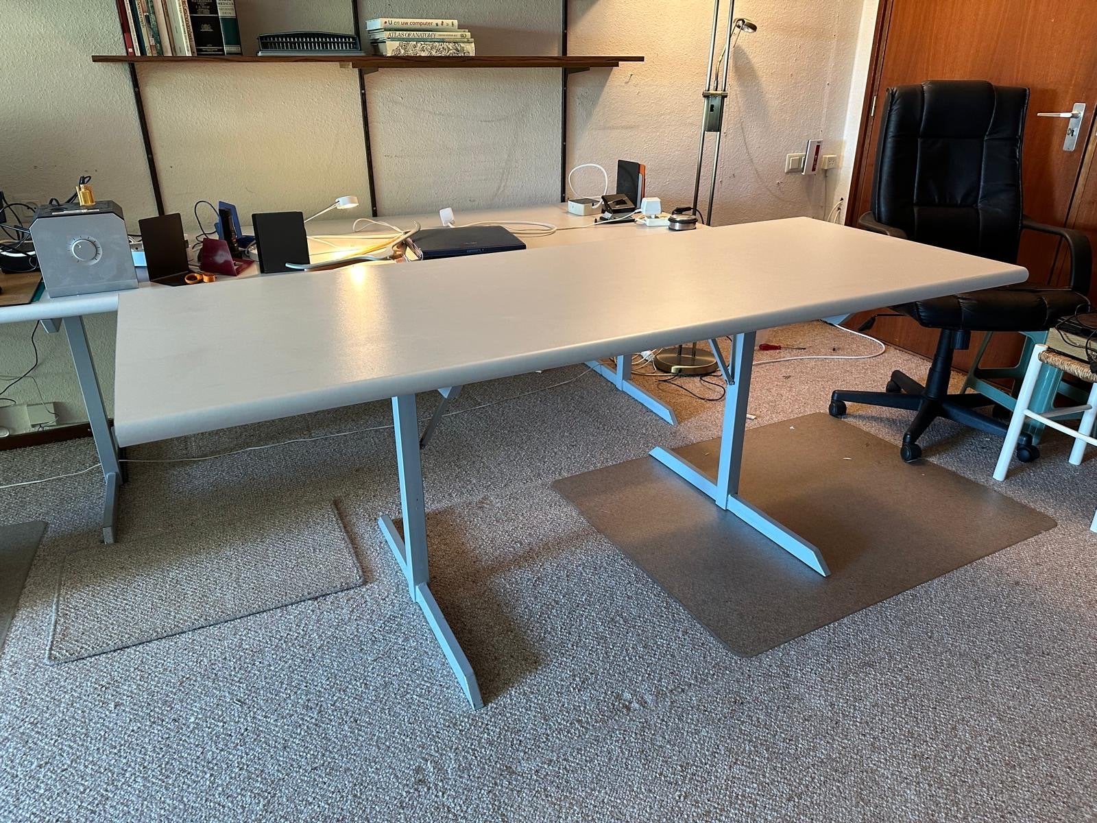 Groot grijs/wit bureau, Huis en Inrichting, Ophalen, Zo goed als nieuw, Grijs, Computerbureau
