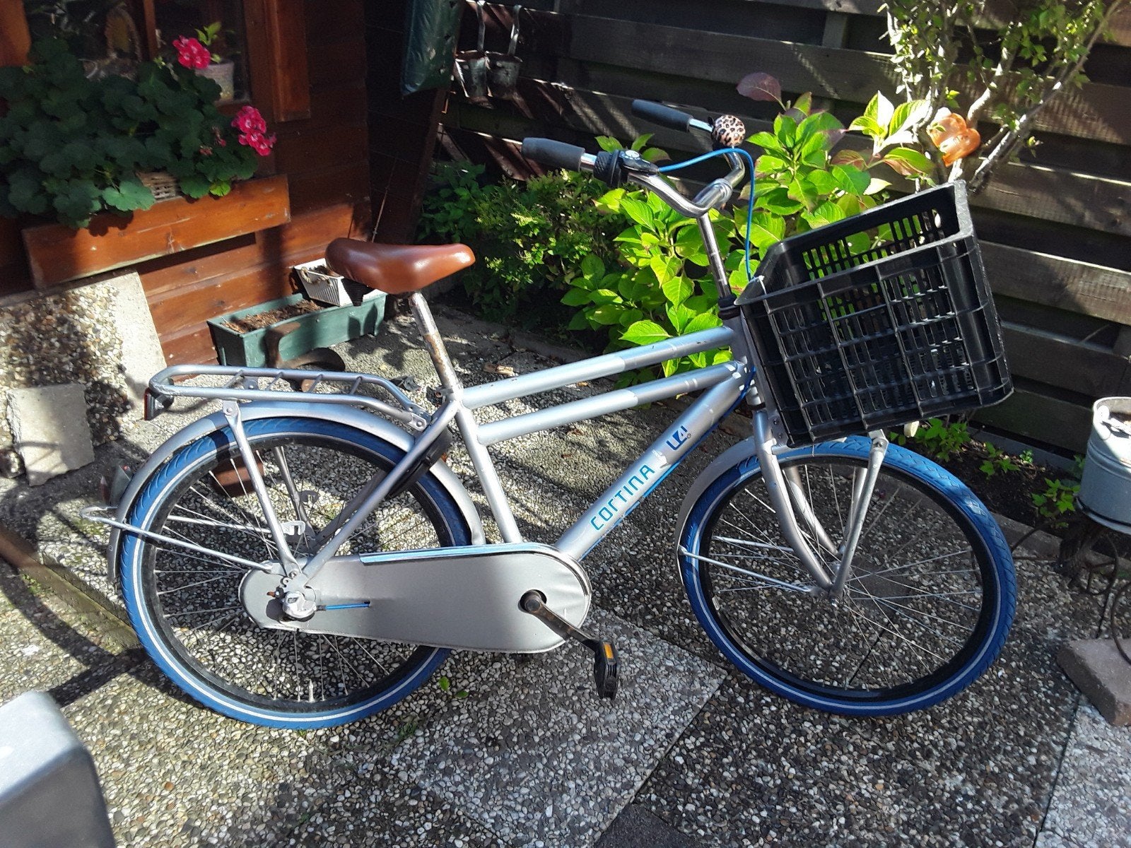 kleur grijs blauwe banden Cortina inclusief mand en slot.