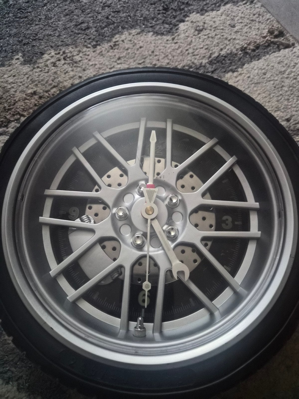 Auto velg klok met LED verlichting - 26cm, Analoog, Ophalen of Verzenden, Zo goed als nieuw, Zilver