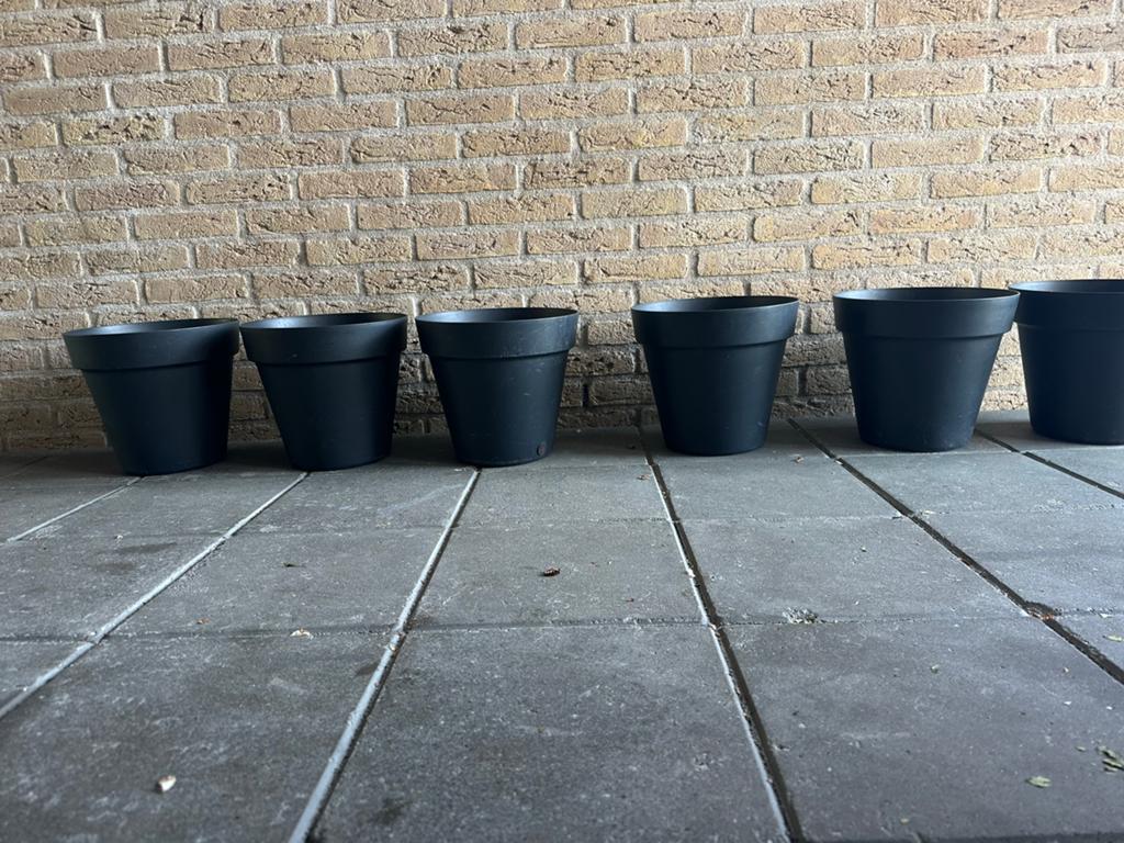 Zwarte kunststof bloempotten - Set van 6 hoog 26 b 24, Kunststof, Gebruikt, Rond, Binnen
