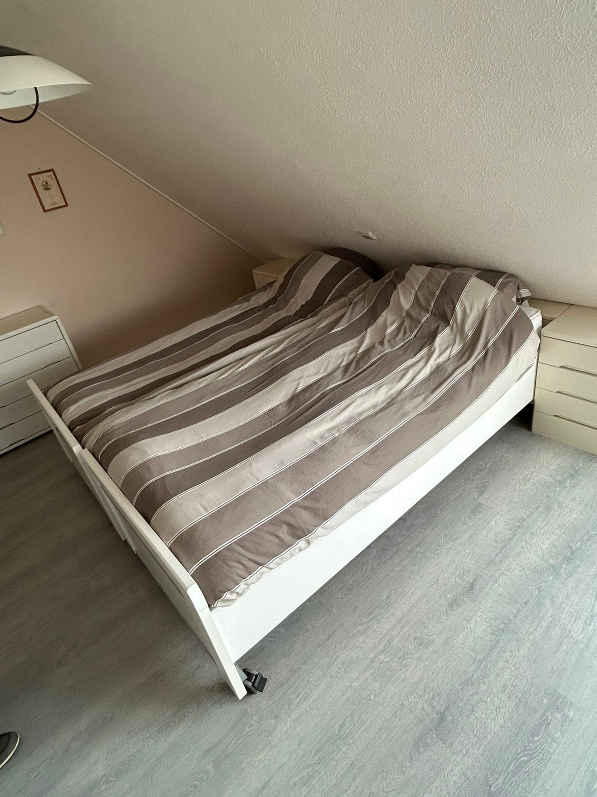 2 bedden inclusief nachtkastjes en ladekast, Ophalen, Gebruikt, 90 cm, Wit