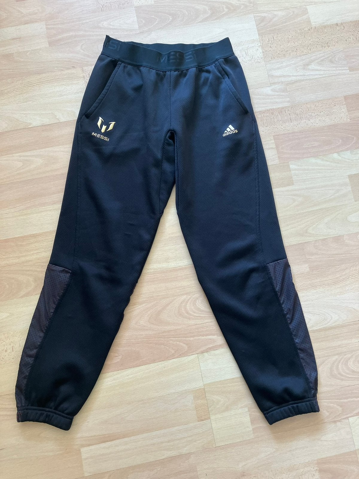 Adidas Messi zwarte sportbroek/voetbalbroek mt 152 izgs, Ophalen of Verzenden, Gebruikt, Jongen of Meisje, Sport- of Zwemkleding