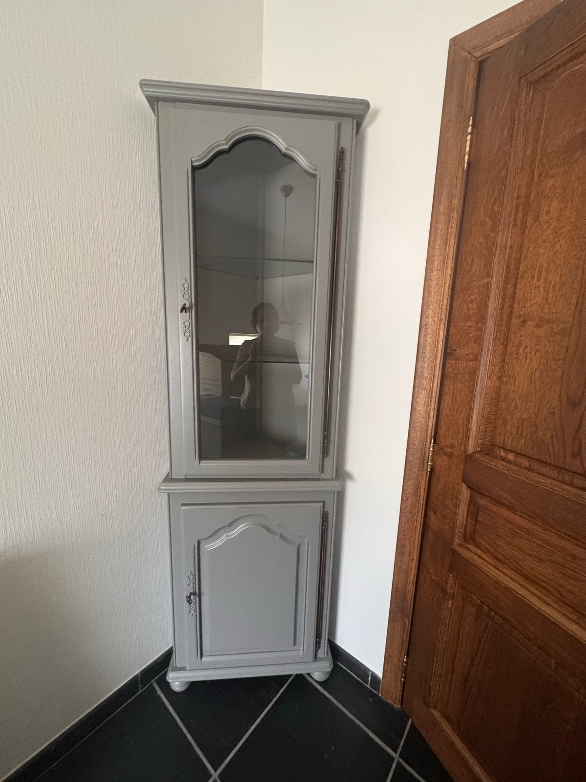 Grijze hoekkast met vitrine en opbergruimte, Ophalen, Gebruikt