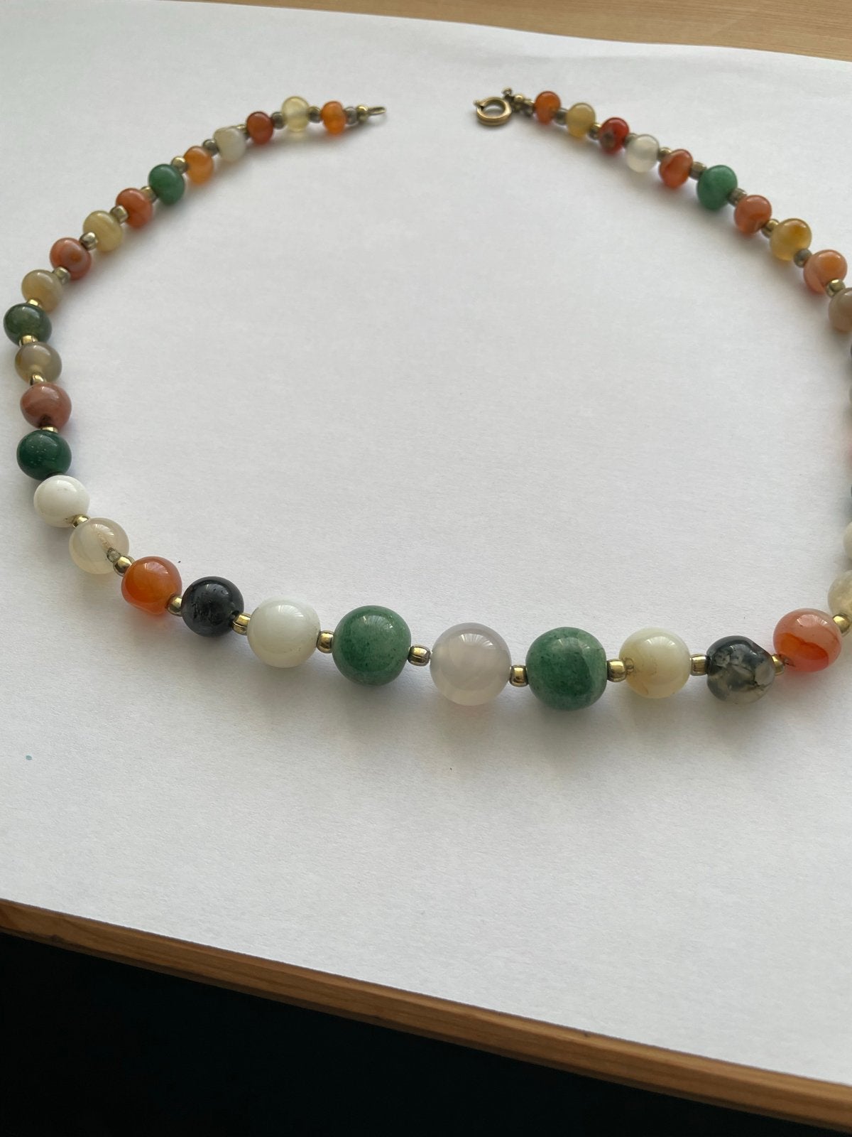 Kleurrijke kralenketting van natuursteen 45 cm, Ophalen of Verzenden, Zo goed als nieuw, Overige kleuren, Steen of Mineraal