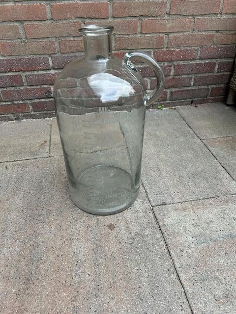 Hoge glazen vaas met oor en inhoud aanduiding, Ophalen, Overige kleuren, Minder dan 50 cm, Glas