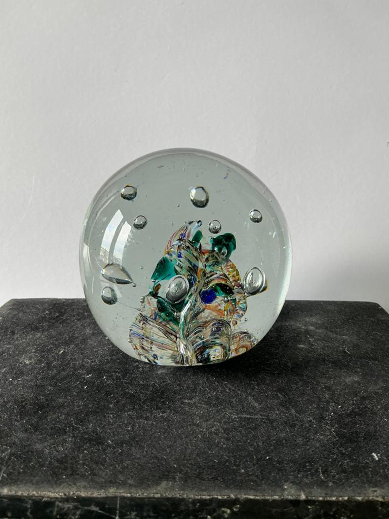 Een zware glazen bol, presse papier. Met diameter ong. 7,5cm, Antiek en Kunst, Antiek | Glas en Kristal, Ophalen of Verzenden