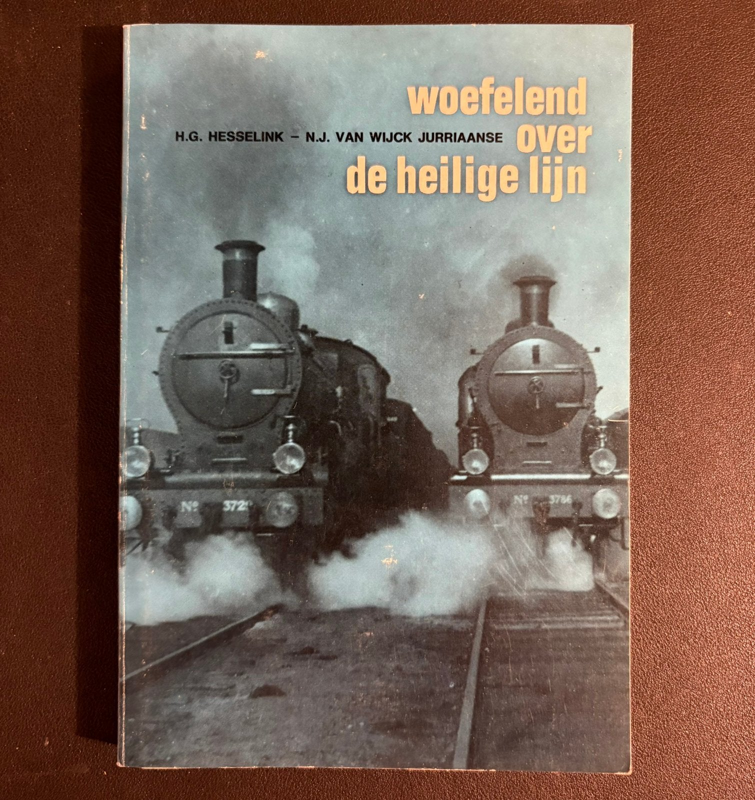 Woefelend over de heilige lijn (1974), Verzamelen, Ophalen of Verzenden, Zo goed als nieuw, Trein, Boek of Tijdschrift