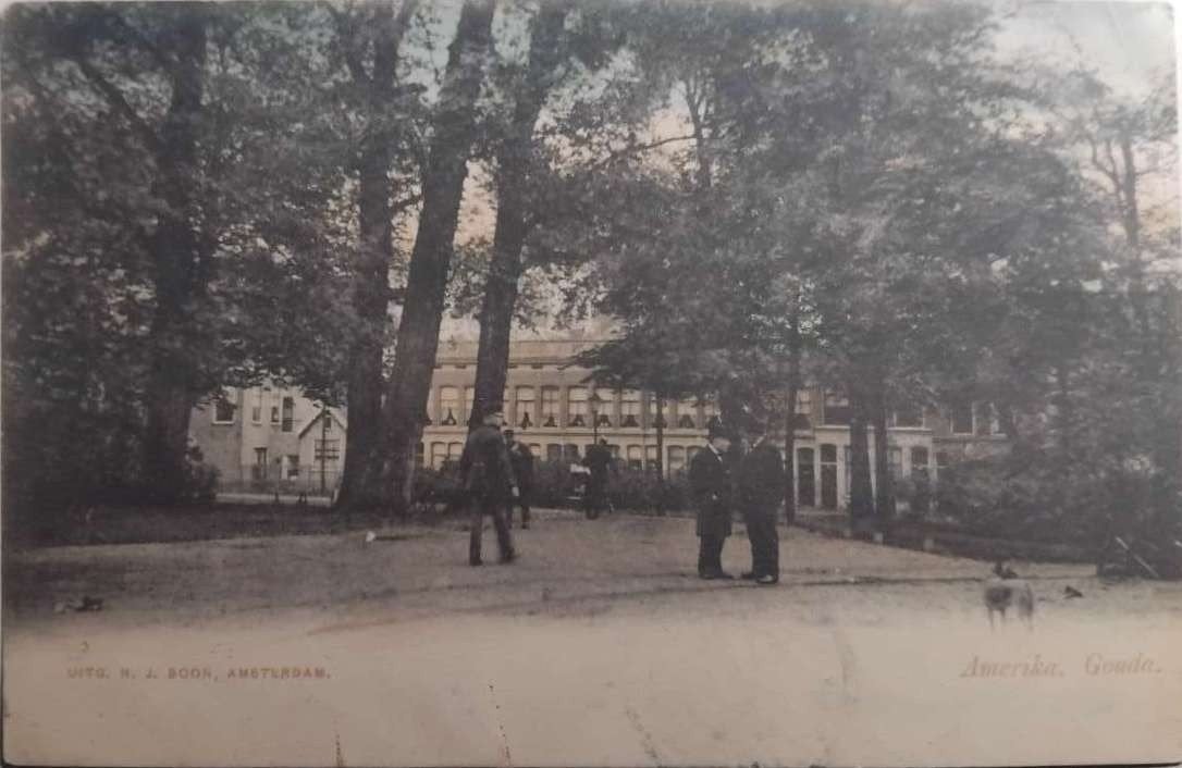 Gouda 1904 - Sociëteit Amerika met Bewoners -Uitg. N.J. Boon, Ophalen of Verzenden, Voor 1920, Gelopen, Zuid-Holland