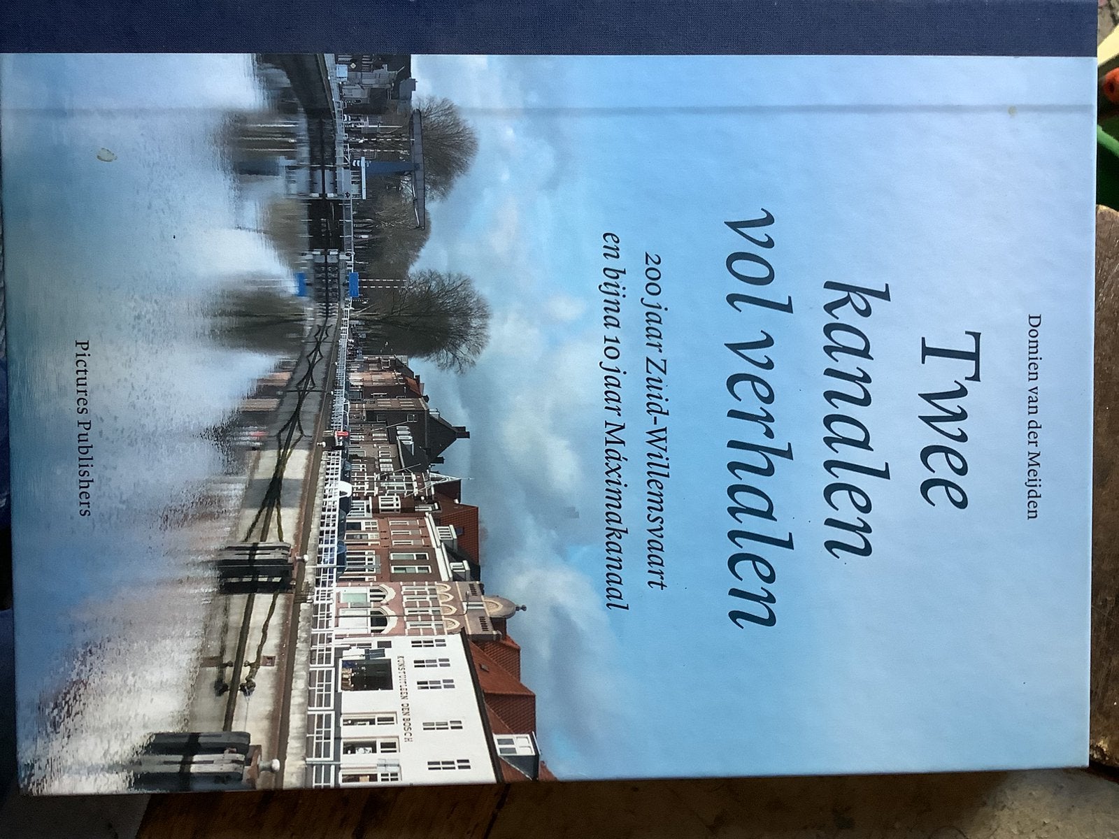 Twee kanalen vol verhalen, Ophalen of Verzenden, Zo goed als nieuw
