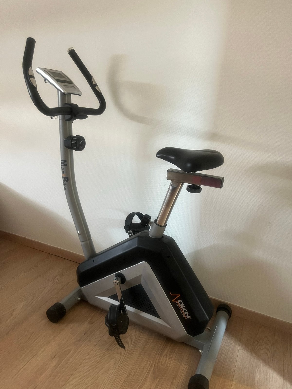 DKN Technology Hometrainer - Perfect voor Thuis Fitness, Sport en Fitness, Fitnessapparatuur, Ophalen, Gebruikt, Metaal, Benen