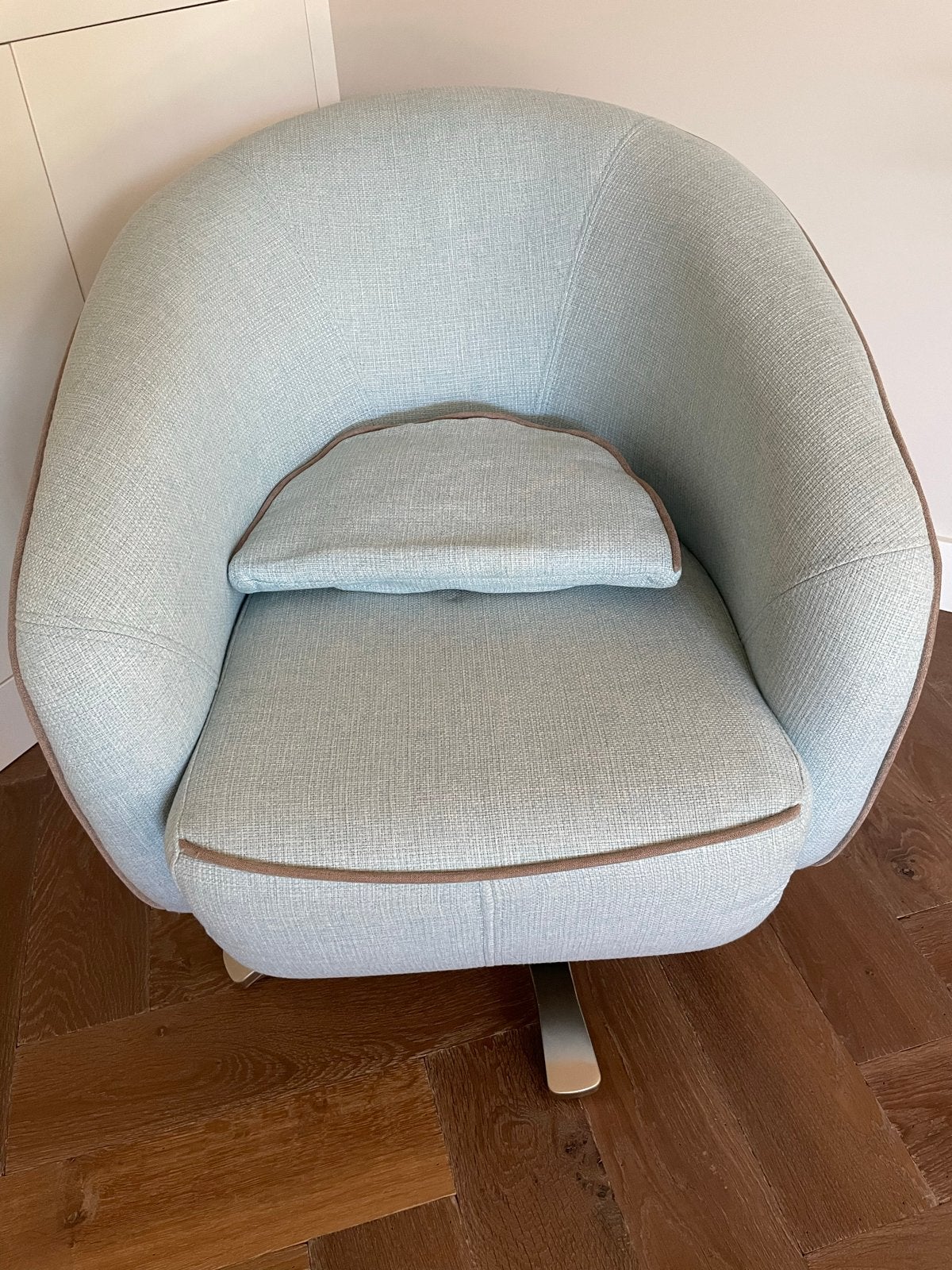 Stijlvolle blauwe fauteuil met draaivoet, Huis en Inrichting, Ophalen, Zo goed als nieuw, Stof, 75 tot 100 cm