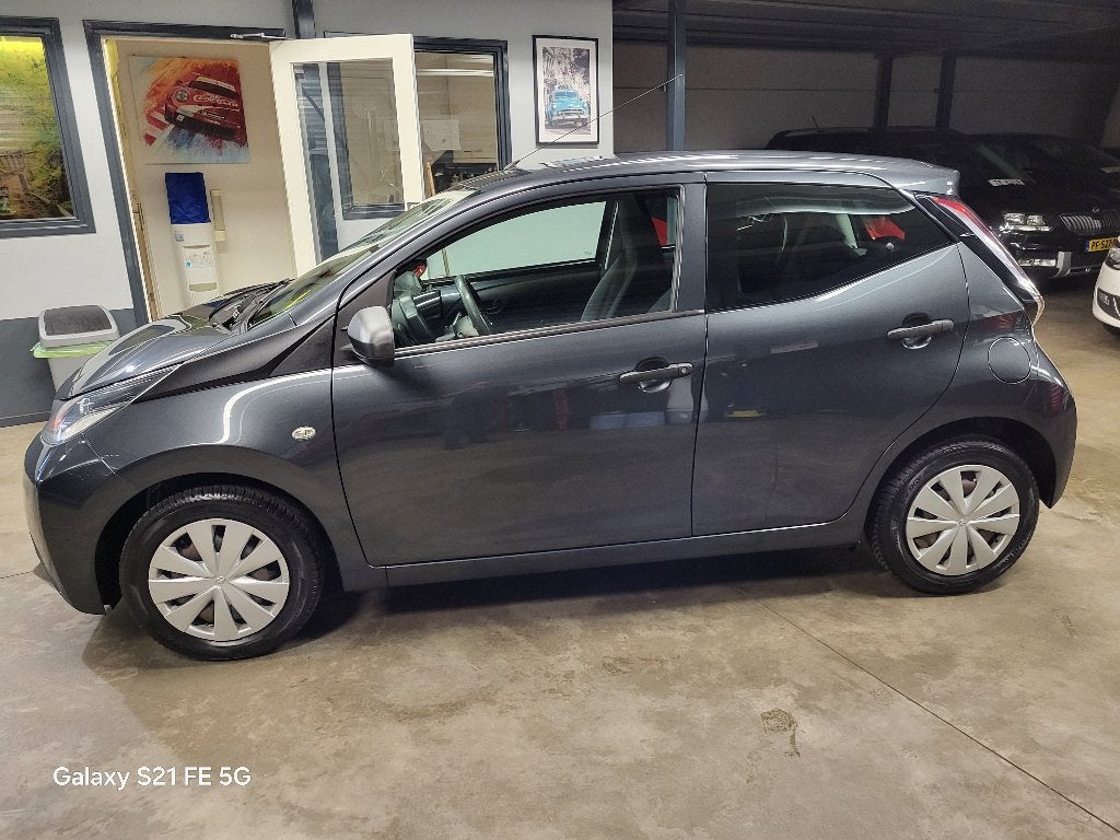 Toyota Aygo 1.0 VVT-i X-Fun 5-Drs. bj.2017 Airco / Carplay, Voorwielaandrijving, Stof, 4 stoelen, Origineel Nederlands