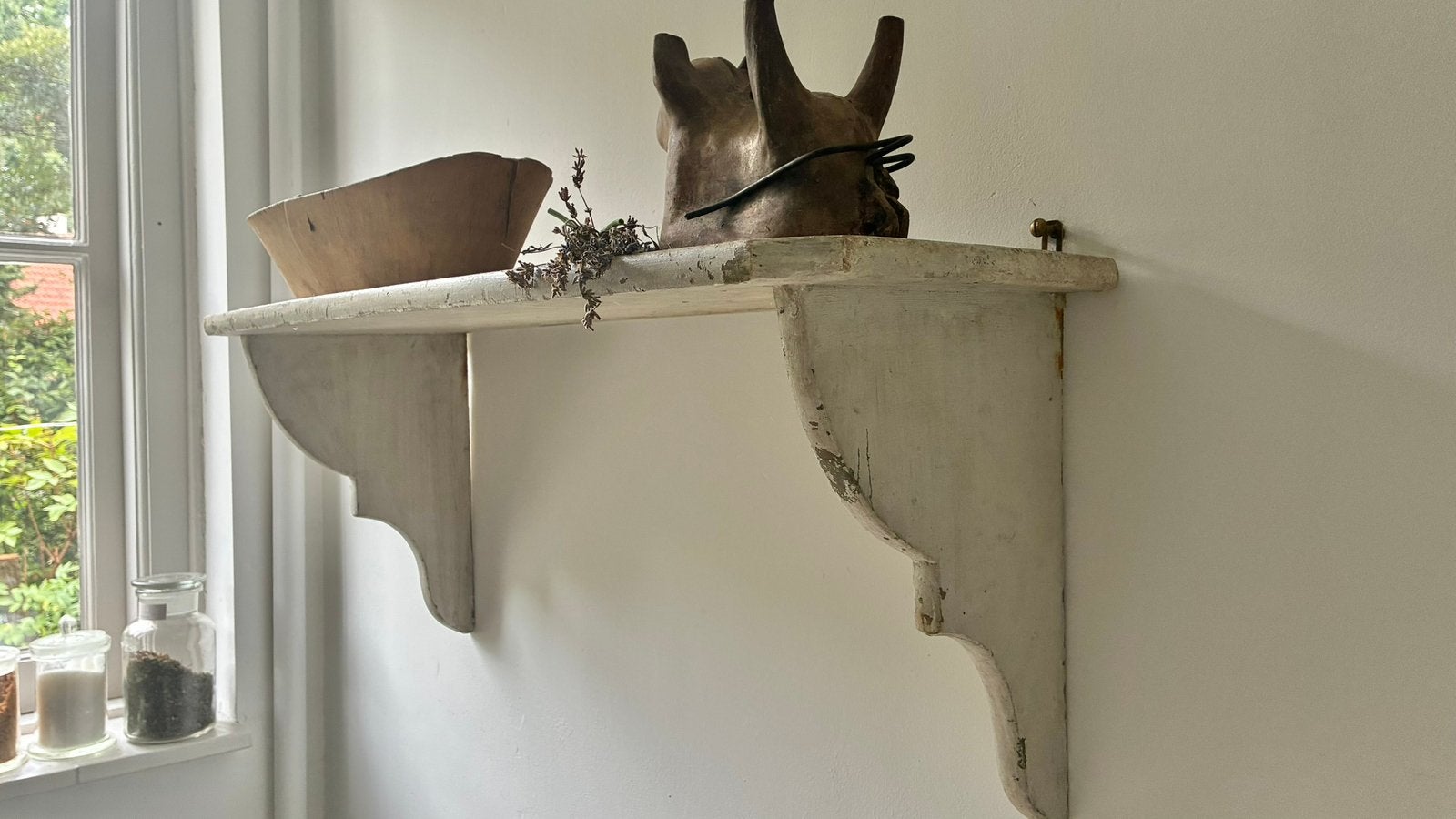 Antiek decoratief schap of wandplank in de oude verf, Ophalen