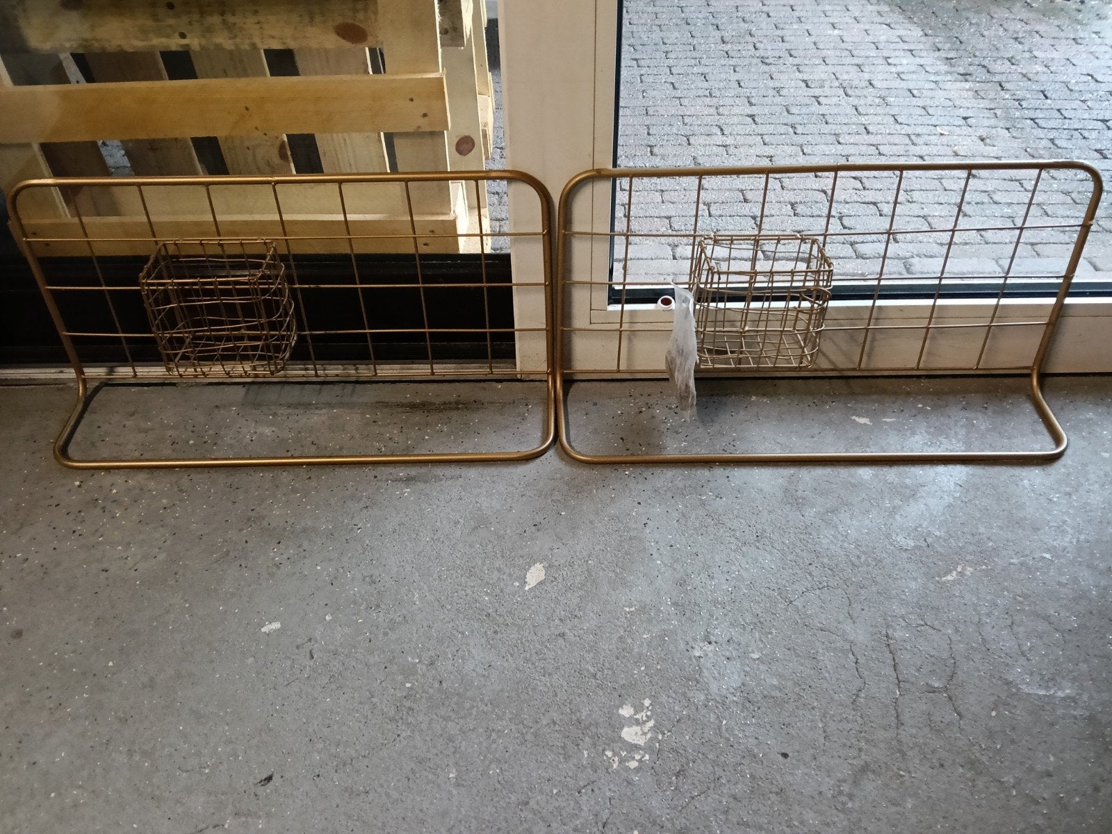 2 Goudkleurig metalen hangrekken met mandjes, Huis en Inrichting, Ophalen, Meerdere vakken, Gebruikt, Metaal
