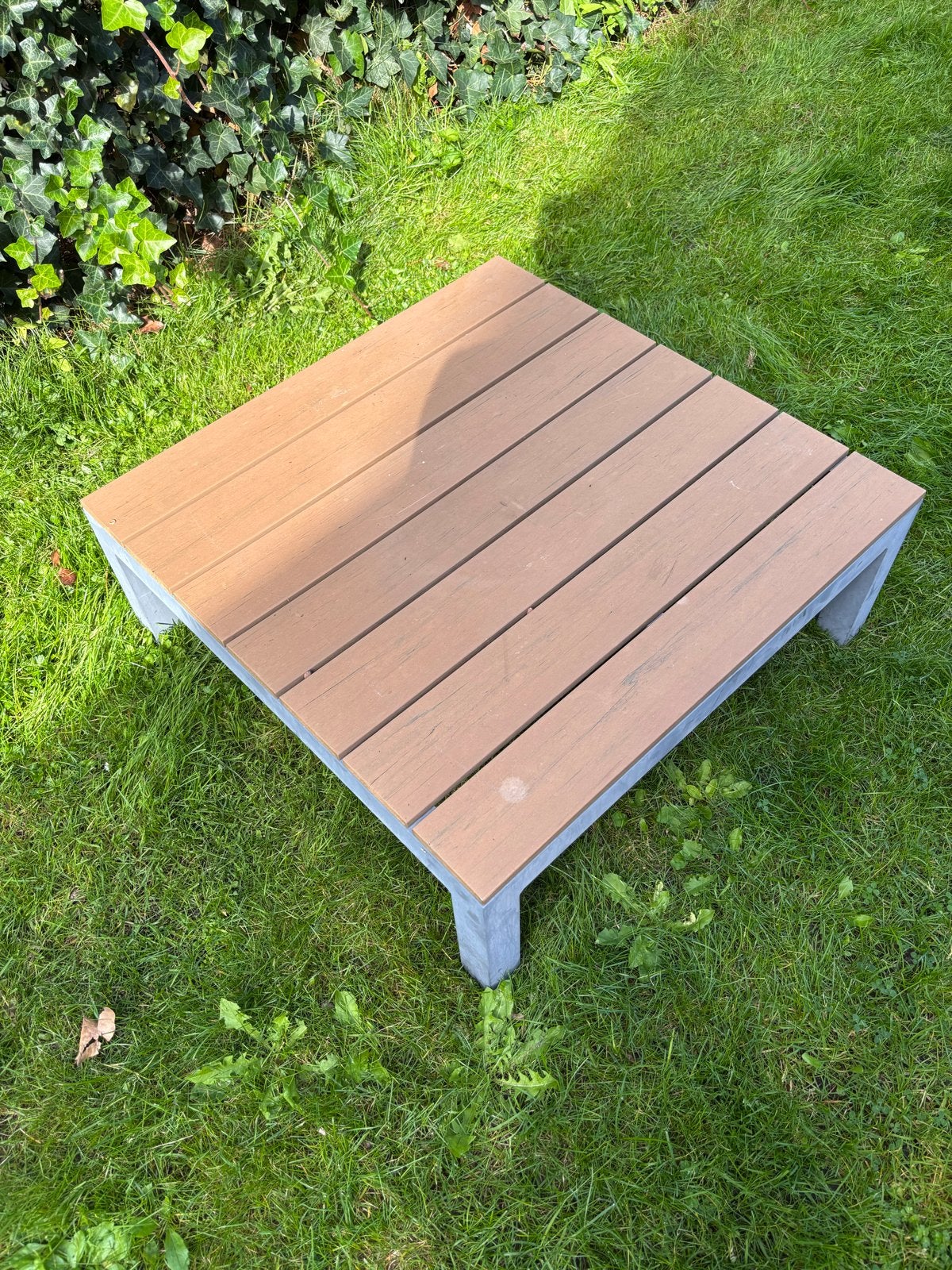 Gratis af te halen: Tuin bijzettafel, Ophalen, Gebruikt, Vierkant, Metaal